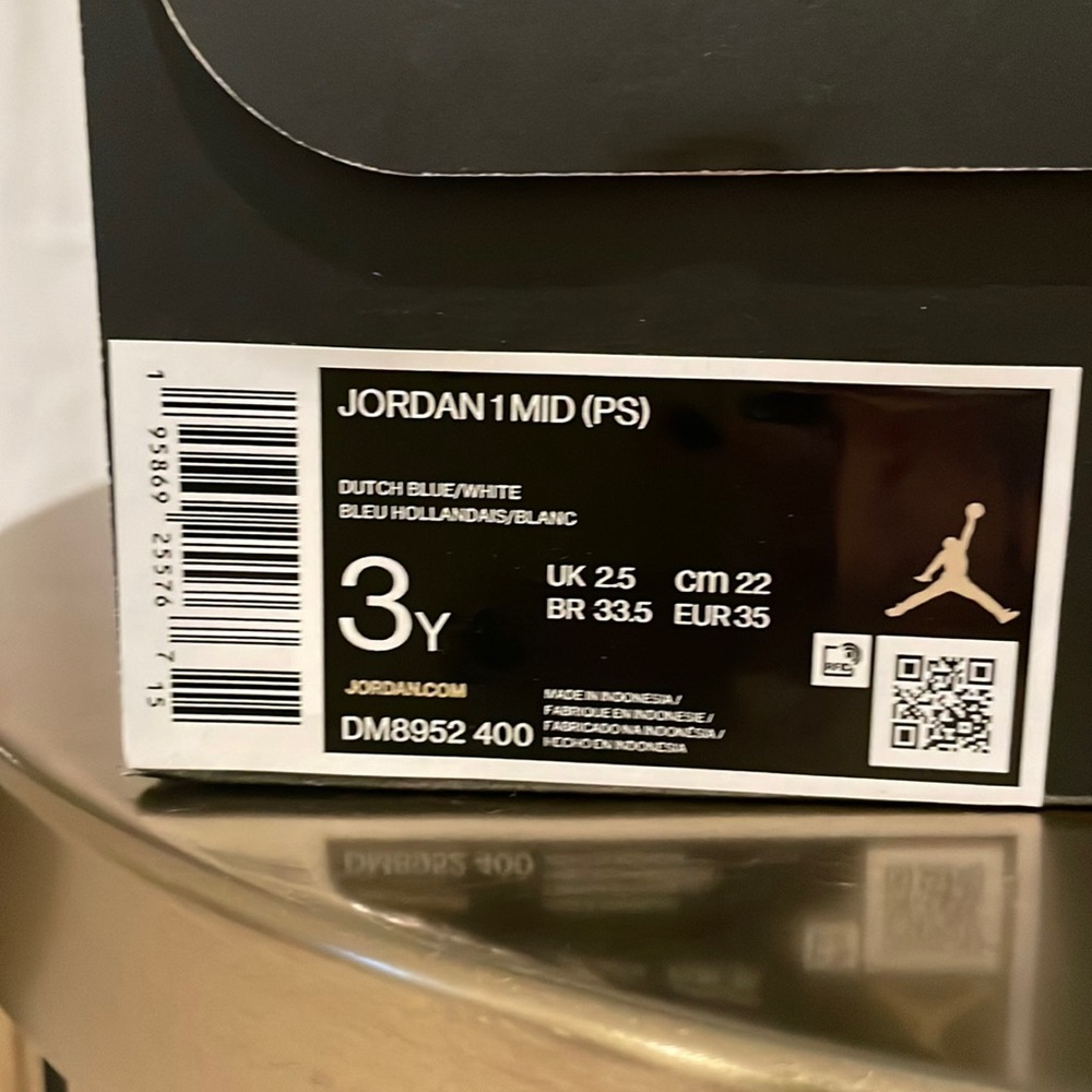 Nine Jordan 1 Mid